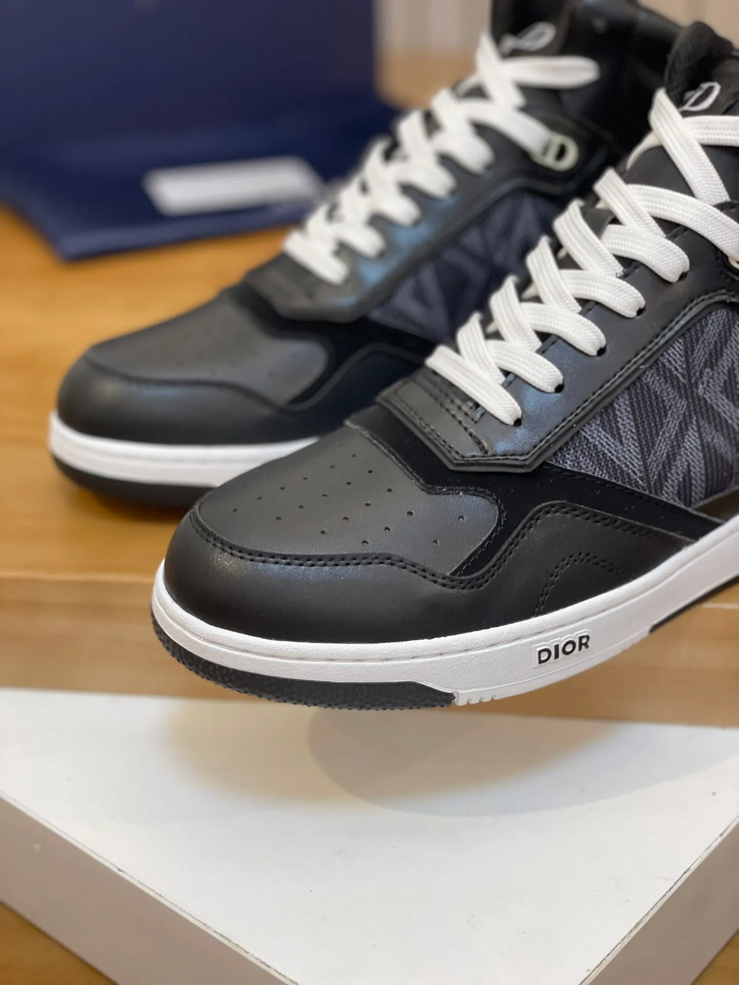 Men's shoes: 💰P460¥ Product trademark: Dior* "Dior*" high-top casual shoes Regular size: 38-44 (can be customized to 45.46) Product materials: Upper imported cowhide stitched with original fabric, breathable lining, original outsole. Number: 1006